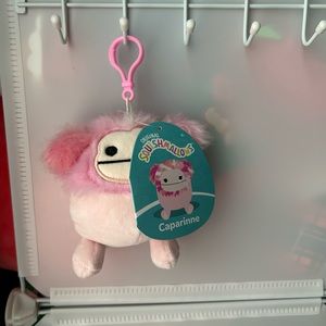 Caparinne Bigfoot clip keychain 🩷